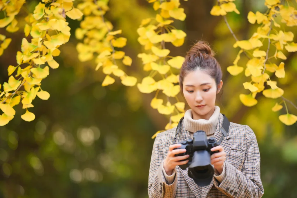 女性がカメラを持った画像